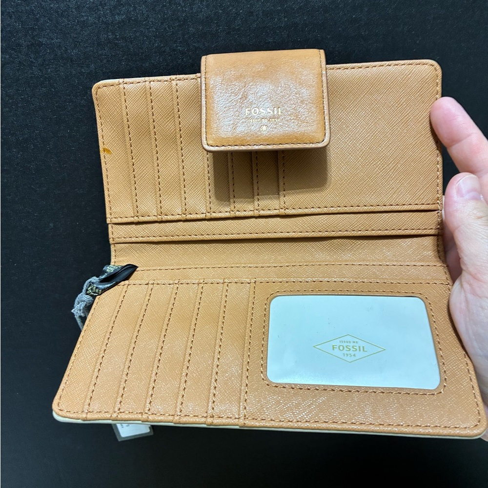 Brand new Fossil Tan Leather Wallet
